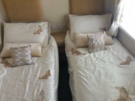 Hopton Holiday Village - Holiday Accommodation 1249 - Suffolk & Essex - 1185203 - thumbnail photo 9