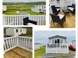 Lyons Sunnysands Holiday Park - Holiday Accommodation 12581 - Mid Wales - 1185219 - thumbnail photo 4