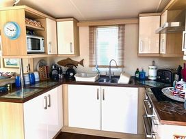 Pinewoods Holiday Park - Holiday Accommodation 12627 - Norfolk - 1185228 - thumbnail photo 9