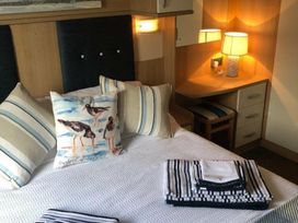 Pinewoods Holiday Park - Holiday Accommodation 12627 - Norfolk - 1185228 - thumbnail photo 11