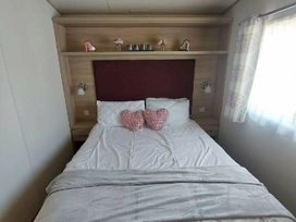 Oakdene Forest Park - Holiday Accommodation 12707 - Hampshire - 1185240 - thumbnail photo 5