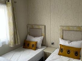 Trecco Bay - Holiday Accommodation 12727 - Somerset & Wiltshire - 1185241 - thumbnail photo 13