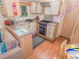 Devon Cliffs Holiday Park - Holiday Accommodation 1274 - Devon - 1185242 - thumbnail photo 7