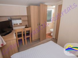 Devon Cliffs Holiday Park - Holiday Accommodation 1274 - Devon - 1185242 - thumbnail photo 12