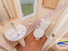 Devon Cliffs Holiday Park - Holiday Accommodation 1274 - Devon - 1185242 - thumbnail photo 13