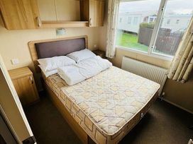 Caister Holiday Park - Holiday Accommodation 12758 - Norfolk - 1185246 - thumbnail photo 5