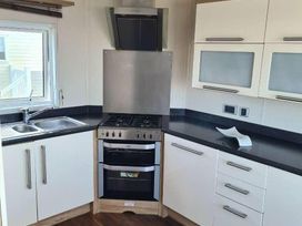 Trecco Bay - Holiday Accommodation 13037 - Somerset & Wiltshire - 1185292 - thumbnail photo 6