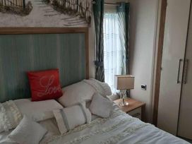 Trecco Bay - Holiday Accommodation 13037 - Somerset & Wiltshire - 1185292 - thumbnail photo 8