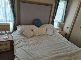 Trecco Bay - Holiday Accommodation 13037 - Somerset & Wiltshire - 1185292 - thumbnail photo 12