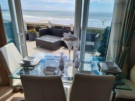 Trecco Bay - Holiday Accommodation 13037 - Somerset & Wiltshire - 1185292 - thumbnail photo 13