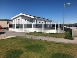 Trecco Bay - Holiday Accommodation 13175 - Somerset & Wiltshire - 1185307 - thumbnail photo 2