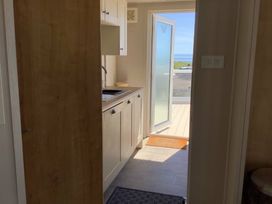 Trecco Bay - Holiday Accommodation 13175 - Somerset & Wiltshire - 1185307 - thumbnail photo 8