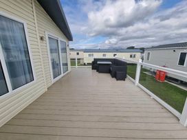 Trecco Bay - Holiday Accommodation 13251 - Somerset & Wiltshire - 1185313 - thumbnail photo 2
