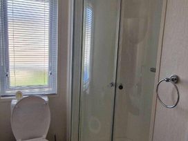 Trecco Bay - Holiday Accommodation 13251 - Somerset & Wiltshire - 1185313 - thumbnail photo 11