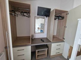 Trecco Bay - Holiday Accommodation 13251 - Somerset & Wiltshire - 1185313 - thumbnail photo 12