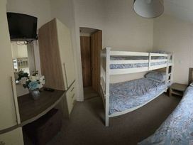 Trecco Bay - Holiday Accommodation 13251 - Somerset & Wiltshire - 1185313 - thumbnail photo 16