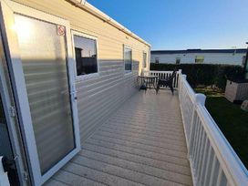 Trecco Bay - Holiday Accommodation 13252 - Somerset & Wiltshire - 1185314 - thumbnail photo 2