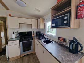 Trecco Bay - Holiday Accommodation 13252 - Somerset & Wiltshire - 1185314 - thumbnail photo 10