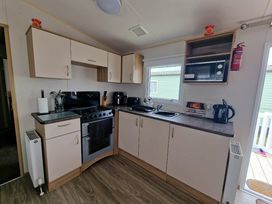 Trecco Bay - Holiday Accommodation 13252 - Somerset & Wiltshire - 1185314 - thumbnail photo 11