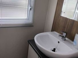 Trecco Bay - Holiday Accommodation 1330 - Somerset & Wiltshire - 1185323 - thumbnail photo 12