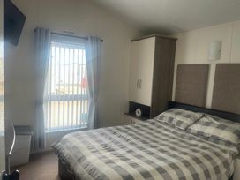 Trecco Bay - Holiday Accommodation 13433 - Somerset & Wiltshire - 1185340 - thumbnail photo 11