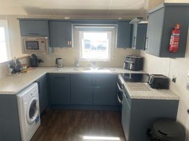Trecco Bay - Holiday Accommodation 13433 - Somerset & Wiltshire - 1185340 - thumbnail photo 15