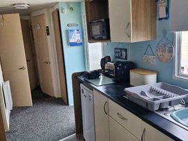 Lyons Robin Hood - Holiday Accommodation 13569 - North Wales - 1185359 - thumbnail photo 18