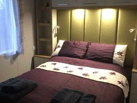 Manor Park Holiday Village - Holiday Accommodation 13574 - Norfolk - 1185361 - thumbnail photo 5