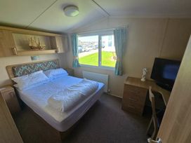 Devon Cliffs Holiday Park - Holiday Accommodation 13689 - Devon - 1185378 - thumbnail photo 8