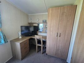 Devon Cliffs Holiday Park - Holiday Accommodation 13689 - Devon - 1185378 - thumbnail photo 11