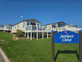 Devon Cliffs Holiday Park - Holiday Accommodation 13689 - Devon - 1185378 - thumbnail photo 19