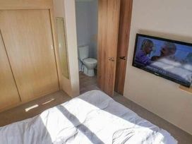 Devon Cliffs Holiday Park - Holiday Accommodation 13722 - Devon - 1185384 - thumbnail photo 5