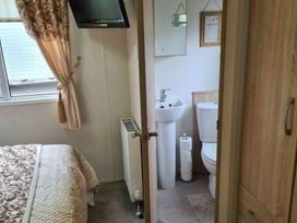 Trecco Bay - Holiday Accommodation 13737 - Somerset & Wiltshire - 1185387 - thumbnail photo 5