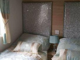 Trecco Bay - Holiday Accommodation 13737 - Somerset & Wiltshire - 1185387 - thumbnail photo 6