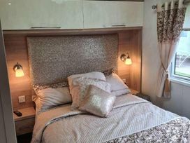 Trecco Bay - Holiday Accommodation 13737 - Somerset & Wiltshire - 1185387 - thumbnail photo 7