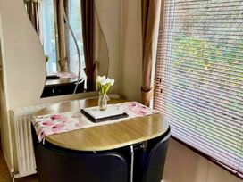 Oakdene Forest Park - Holiday Accommodation 13739 - Hampshire - 1185389 - thumbnail photo 6