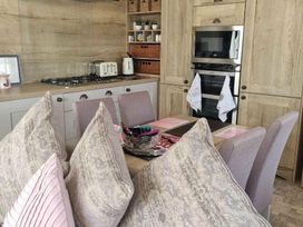Trecco Bay - Holiday Accommodation 14004 - Somerset & Wiltshire - 1185440 - thumbnail photo 2