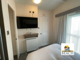 Lido Beach Holiday Park - Holiday Accommodation 14114 - North Wales - 1185462 - thumbnail photo 5