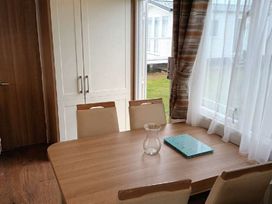 Trecco Bay - Holiday Accommodation 14125 - Somerset & Wiltshire - 1185465 - thumbnail photo 4