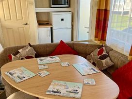 Primrose Valley Holiday Park - Holiday Accommodation 1421 - North Yorkshire (incl. Whitby) - 1185478 - thumbnail photo 5