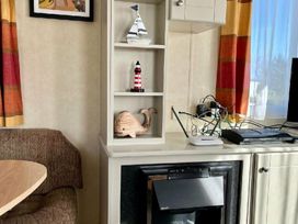 Primrose Valley Holiday Park - Holiday Accommodation 1421 - North Yorkshire (incl. Whitby) - 1185478 - thumbnail photo 6