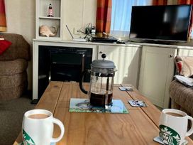 Primrose Valley Holiday Park - Holiday Accommodation 1421 - North Yorkshire (incl. Whitby) - 1185478 - thumbnail photo 7