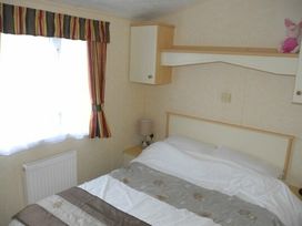 Primrose Valley Holiday Park - Holiday Accommodation 1421 - North Yorkshire (incl. Whitby) - 1185478 - thumbnail photo 11