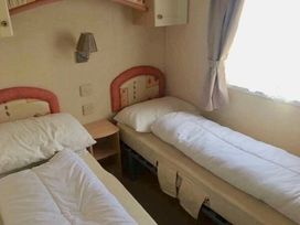 Kingfisher Caravan Park - Holiday Accommodation 1422 - Lincolnshire - 1185484 - thumbnail photo 8