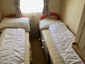 Kingfisher Caravan Park - Holiday Accommodation 1422 - Lincolnshire - 1185484 - thumbnail photo 9