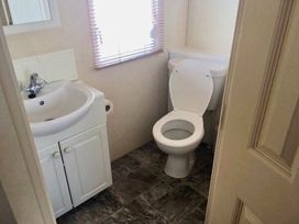 Kingfisher Caravan Park - Holiday Accommodation 1422 - Lincolnshire - 1185484 - thumbnail photo 10