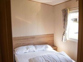 Devon Cliffs Holiday Park - Holiday Accommodation 143 - Devon - 1185502 - thumbnail photo 5
