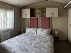 Trecco Bay - Holiday Accommodation 14311 - Somerset & Wiltshire - 1185505 - thumbnail photo 6