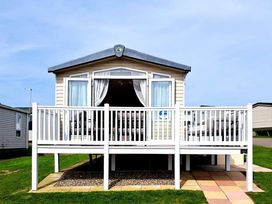 Hopton Holiday Village - Holiday Accommodation 14720 - Suffolk & Essex - 1185583 - thumbnail photo 1