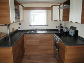 Kingfisher Caravan Park - Holiday Accommodation 1475 - Lincolnshire - 1185594 - thumbnail photo 6